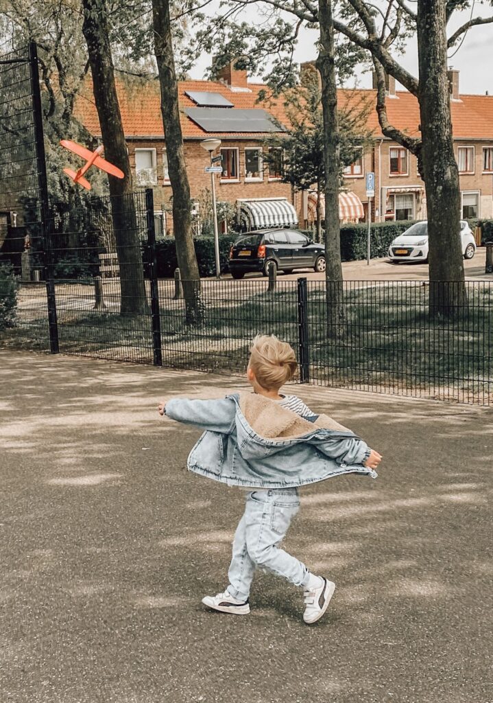 Heerlijk buitenspelen met de zweefvliegtuigjes!