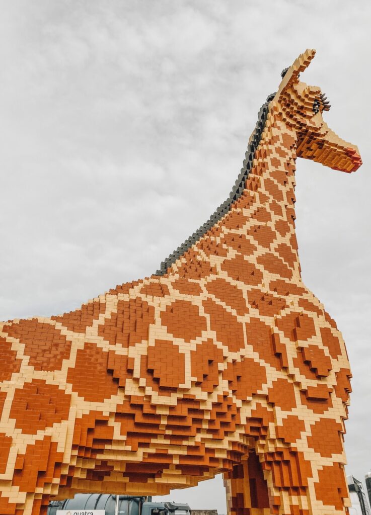 Gigi de Giraffe bij LEGOLAND in Scheveningen