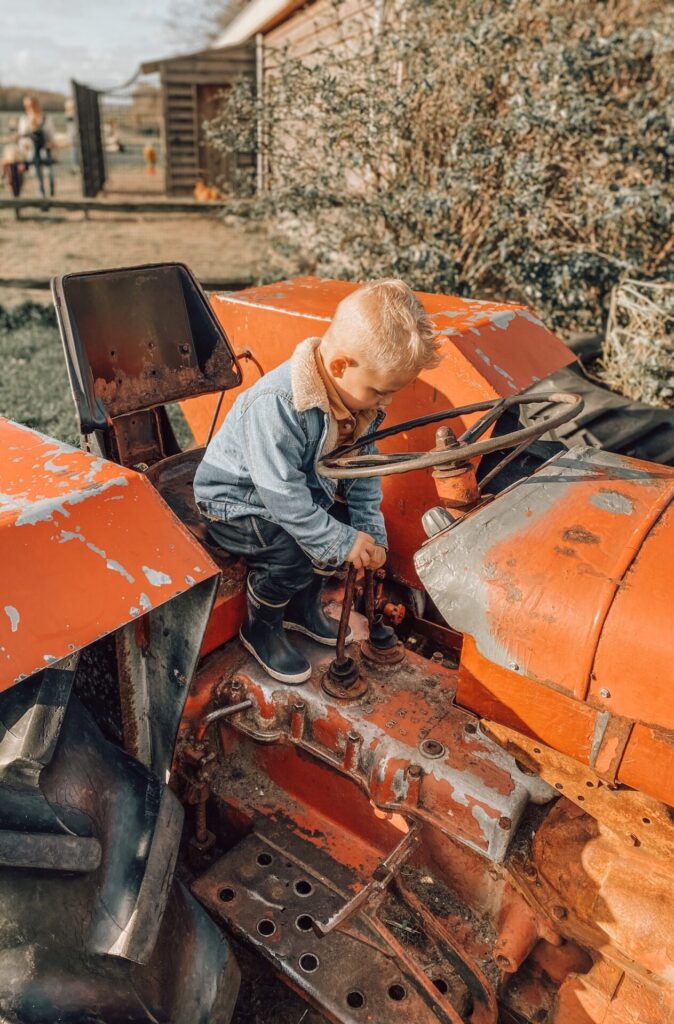 Oude tractor bij de kinderboerderij