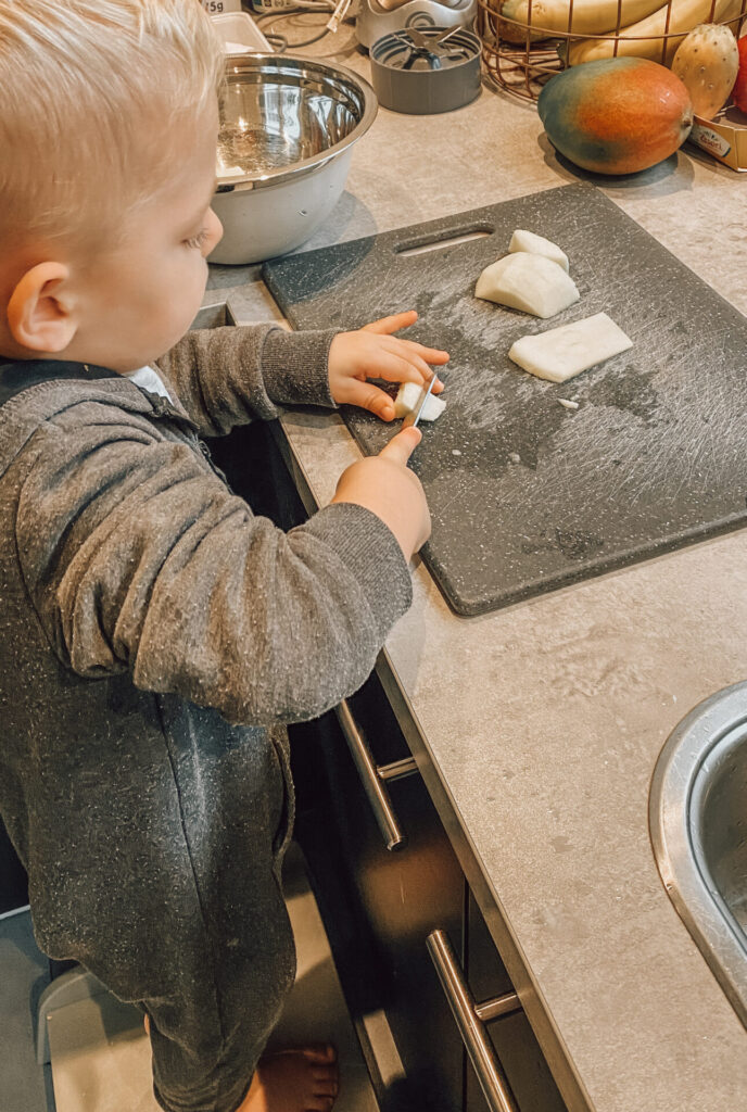 Samen appeltaart bakken met de appels van de Olmenhorst