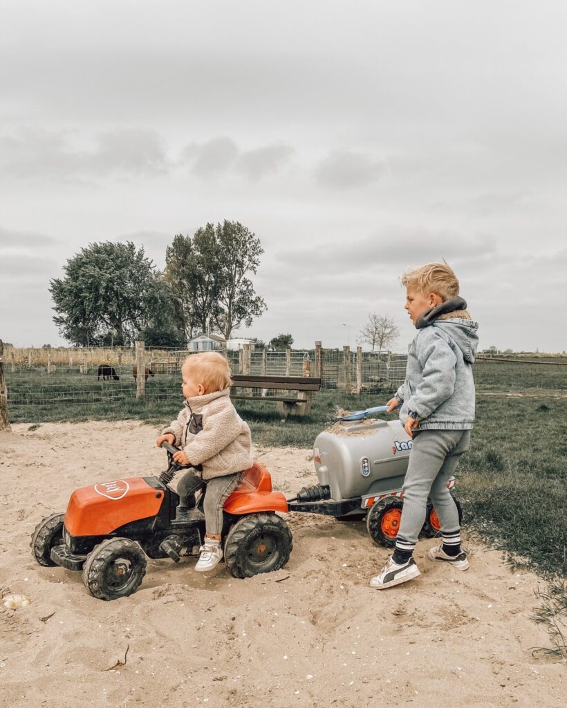 Tractor met aanhanger is het leukste buitenspeelgoed voor jongens!