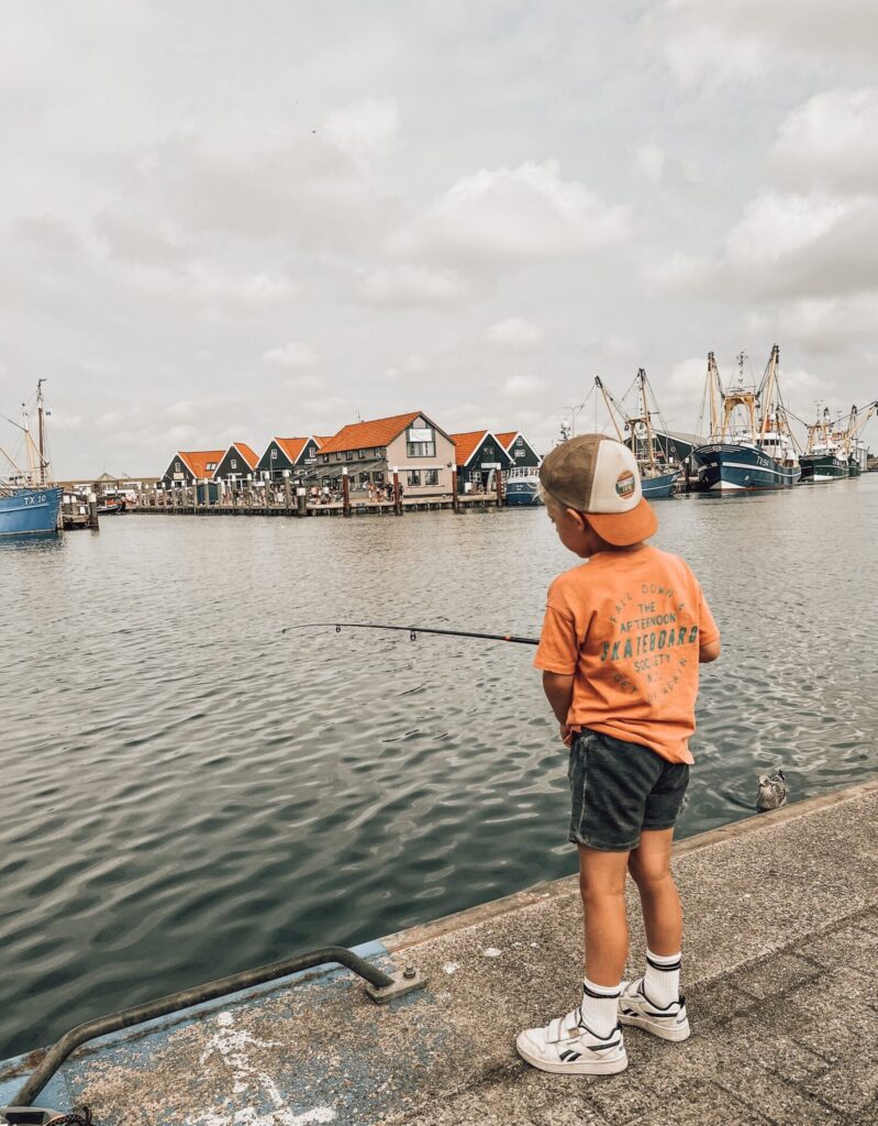 Krabben vangen met een hengel op Texel. 