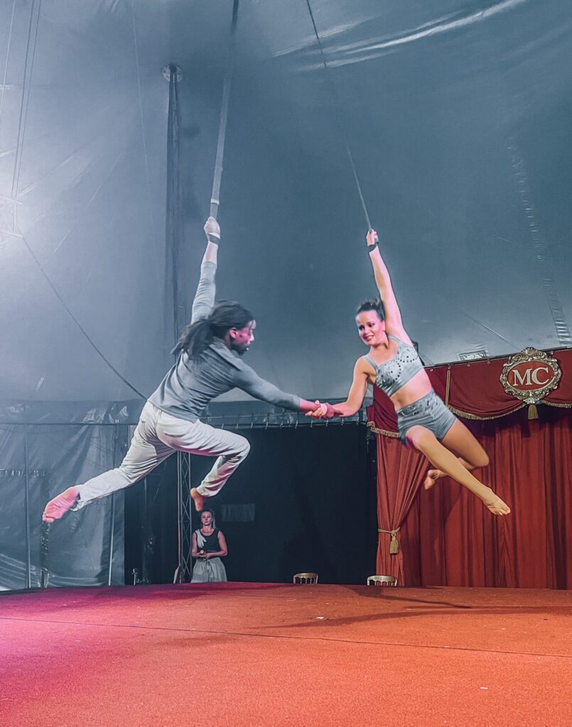 Acts in de lucht in het Magic Circus.