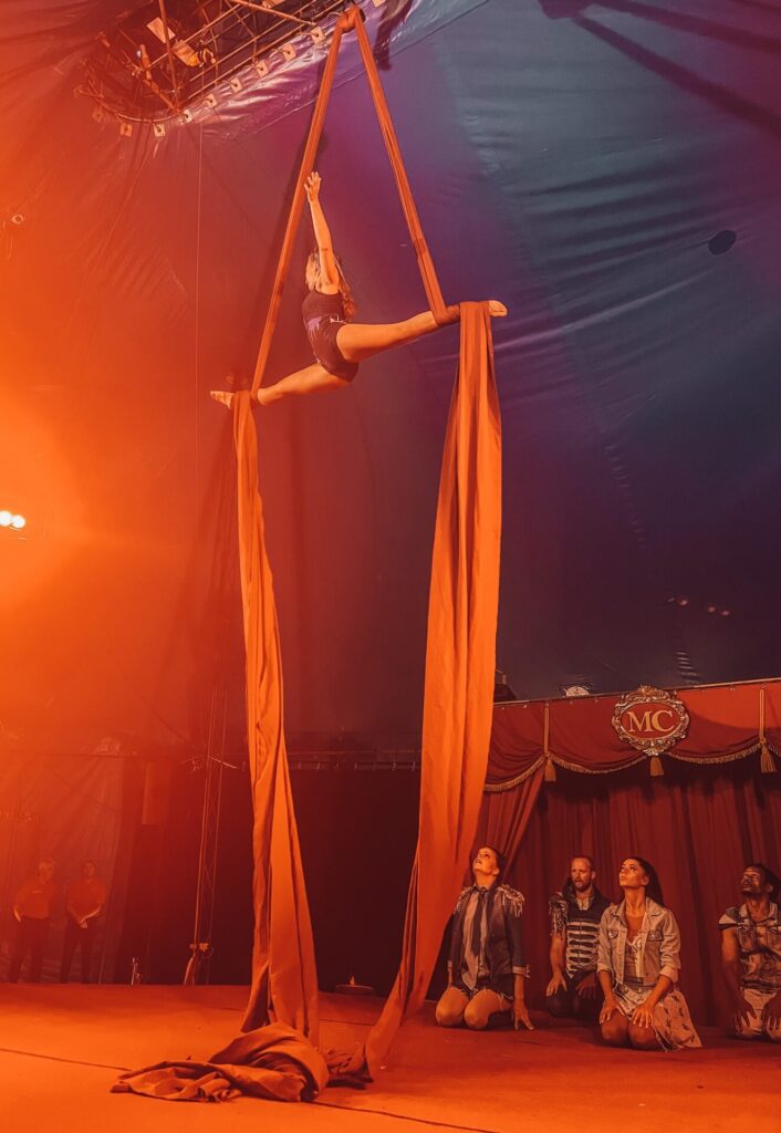 Acts in de lucht in het Magic Circus.