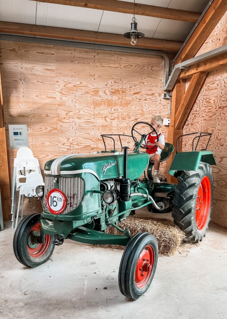 Op de tractor 