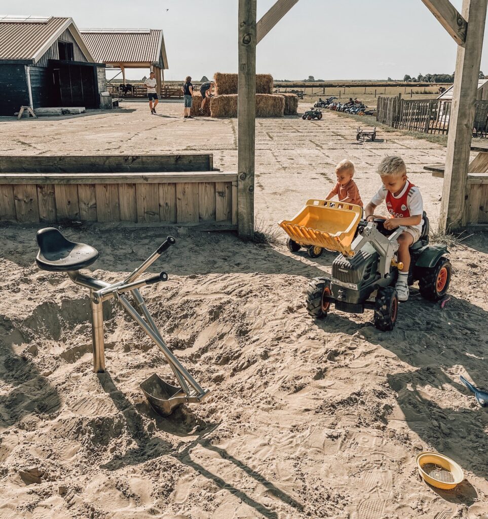 Graven met de graafmachines op Schapenboerderij Texel