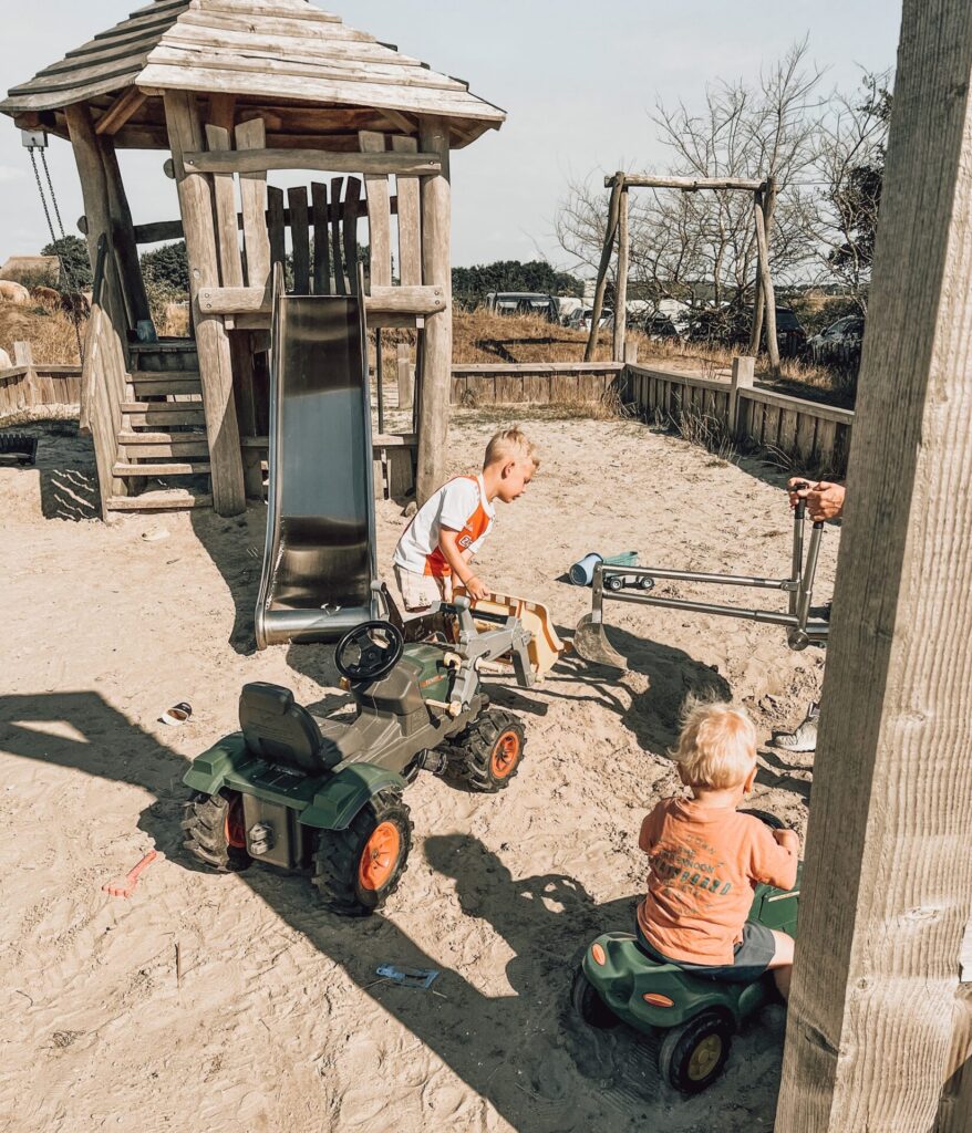 Graven met de graafmachines op Schapenboerderij Texel