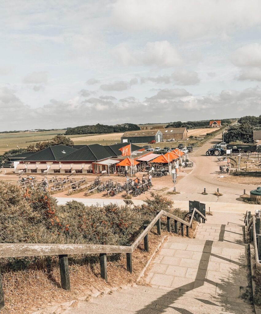 Restaurant de Slufter is een perfecte tussenstop met kinderen op Texel. 