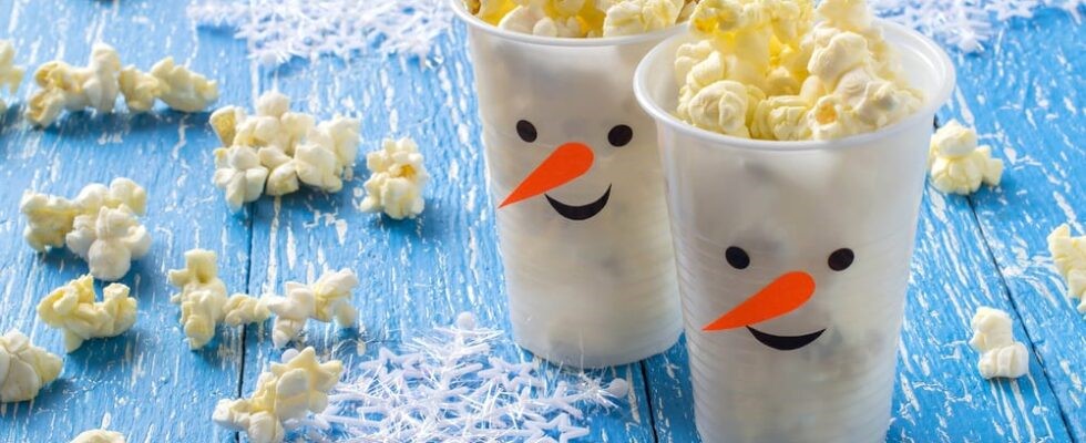 Leuke kersthapjes voor kinderen: Sneeuwpoppopcorn.