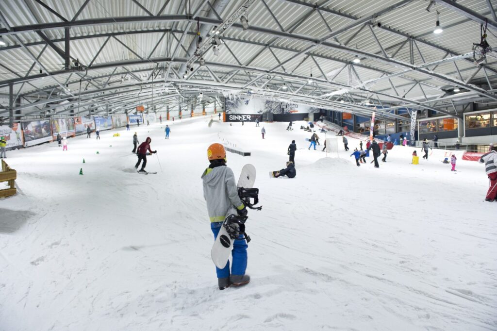 Skiën in een indoor skihal in de Uithof in Den Haag