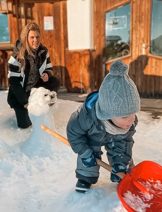 Een sneeuwschep meenemen op wintersport is top! 