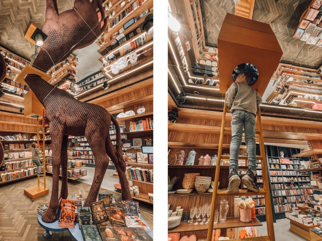 De giga giraffe en de ladder van Dikkertje Dap bij Paagman in The Mall of the Netherlands