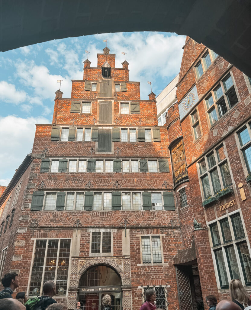 Het prachtige klokkenspel in de Böttcherstraße in Bremen.