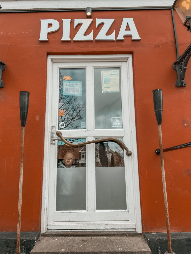 Pizza in Ribe tegenover de Domkerk. 