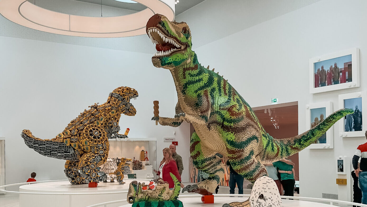 LEGO House met kinderen in Billund in Denemarken