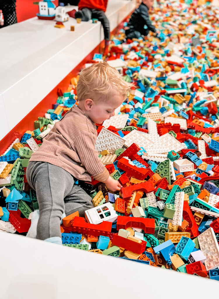 Zwembaden vol met LEGO en DUPLO in de Red Zone 