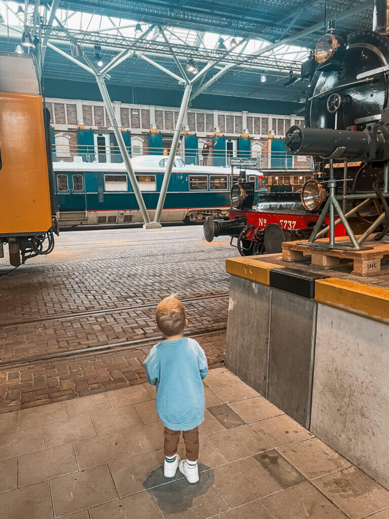 Kinderen kijken hun ogen uit in het Spoorwegmuseum