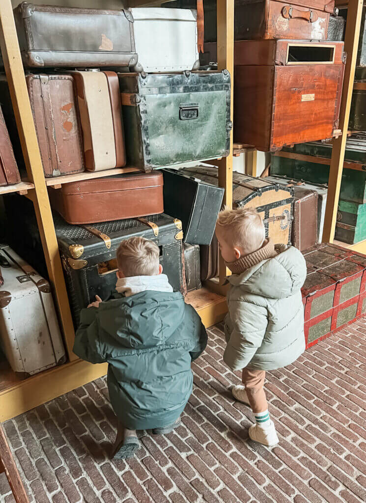 Oude koffers op een oud station met magische kleine wereldjes als je erin kijkt