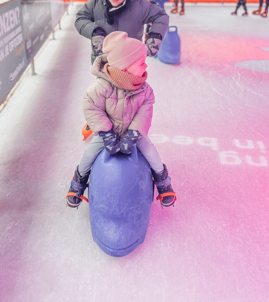 De drijvende ijsbaan tijdens de Winterwonderweken