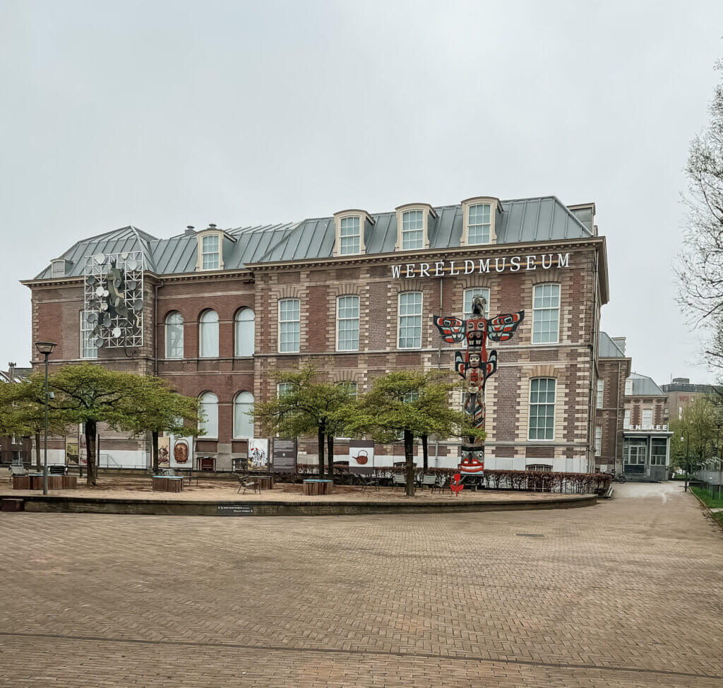 Een super tof museum in Leiden met kinderen is het Wereldmuseum, voorheen Museum Volkenkunde